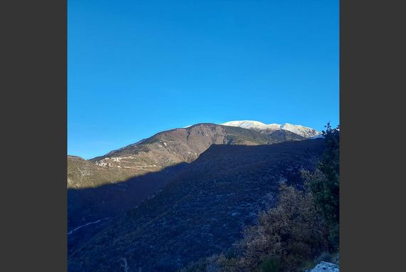 5 Au débouché de la crête de Clamia, vue sur Rimplas et le Mont Giraud - Image en taille réelle, .JPG 174Ko fenêtre modale