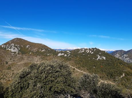 Le Mont Ours et les cimes enneigèes du Mercantour - Image en taille réelle, .JPG 1,29Mo (fenêtre modale)