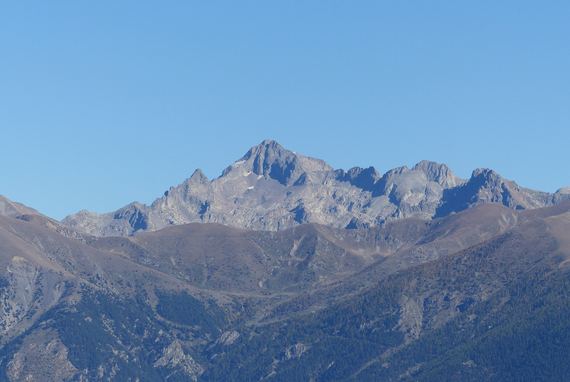 Le cirque de Férisson avec en fond le massif du Gélas - Image en taille réelle, .JPG 895Ko fenêtre modale