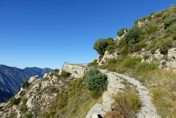 Sur le GR©5 entre le Castel Gineste et le Brec d'Utelle - Image en taille réelle, .JPG 1,31Mo fenêtre modale
