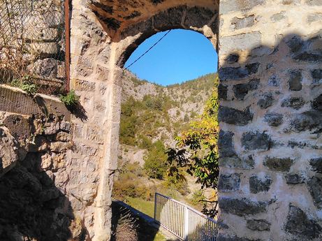 La porte Nord du village avec en fond le col du Mont - Image en taille réelle, .JPG 2,74Mo (fenêtre modale)