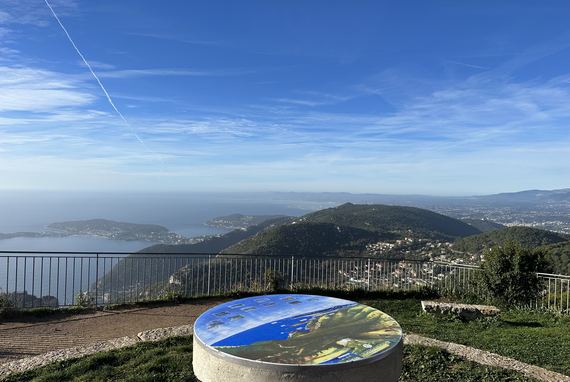 Point de vue de la Table d'orientation sur la côte - Image en taille réelle, .JPG 3,28Mo fenêtre modale