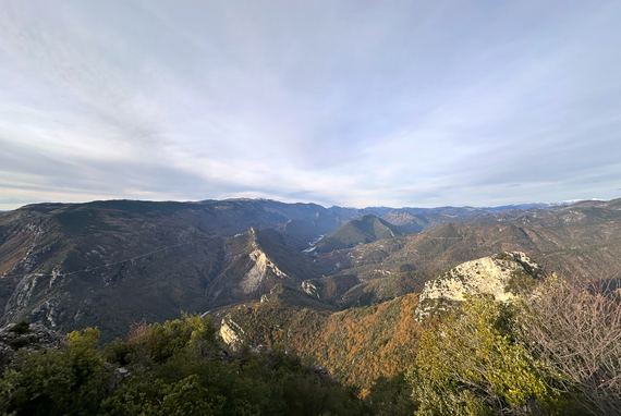 La vallée de l'estéron vue du sommet - Image en taille réelle, .JPG 6,78Mo fenêtre modale