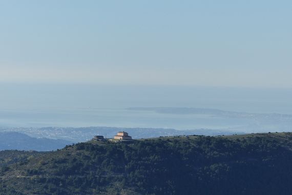 La Madone d'Utelle avec en fond la basse vallée du Var et Le cap d'Antibes - Image en taille réelle, .JPG 509Ko fenêtre modale