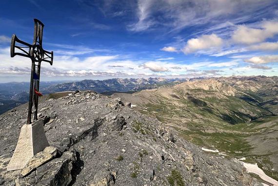 Vue du sommet vers la cime Nègre - Image en taille réelle, .JPG 169Ko fenêtre modale