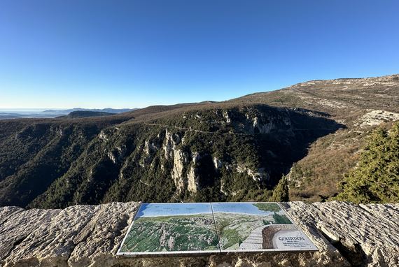 Point de vue sur le Riou et le dièdre de Gourdon - Image en taille réelle, .JPG 3,72Mo fenêtre modale