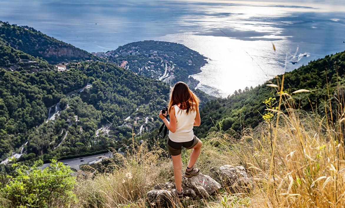 Femme randonnée pédestre vue mer