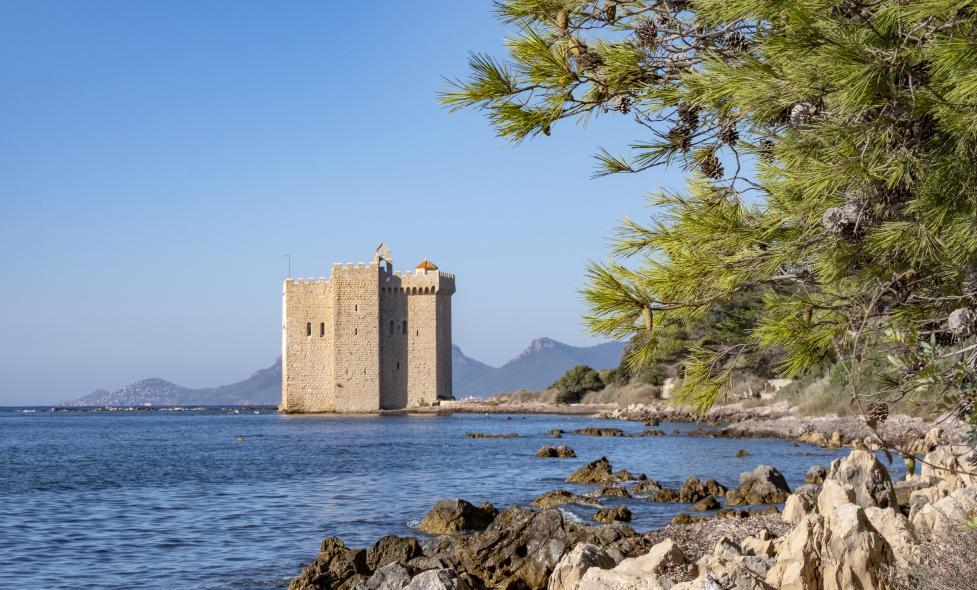 Monastère fortifié de Saint-Honorat, île Saint-Honorat, Cannes - Agrandir l'image, fenêtre modale